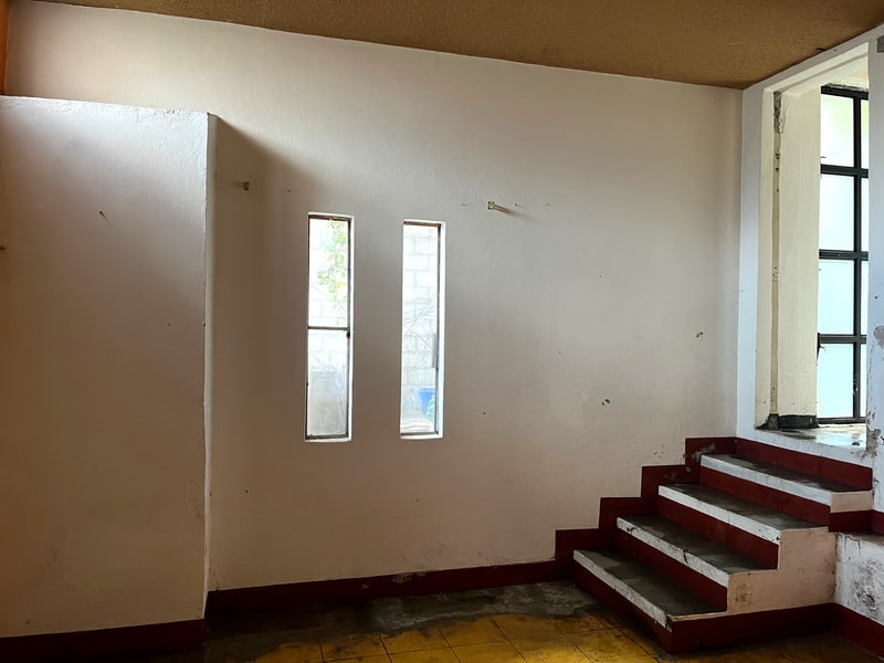 Dining room open to the living area, single floor casa en venta on a cobblestone privada in central Oaxaca