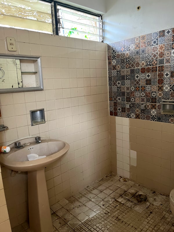 Second full bathroom of a one story home for sale on a cobblestone privada in Oaxaca de Juarez, Mexico