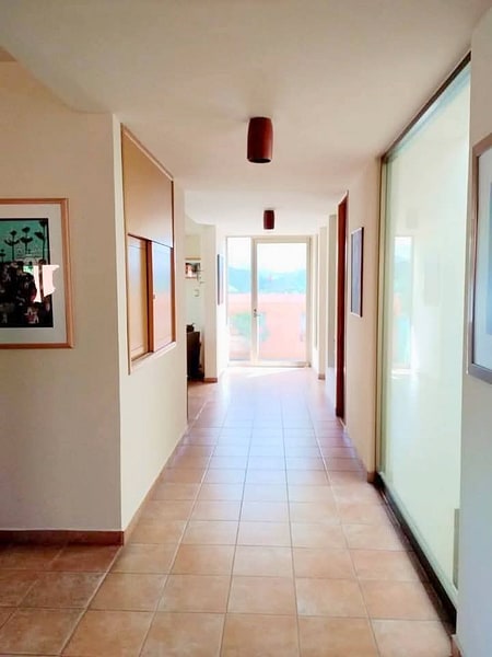 Interior hallway linking the rooms of a 283 square metre home for sale in Colonia Loma Linda, Oaxaca