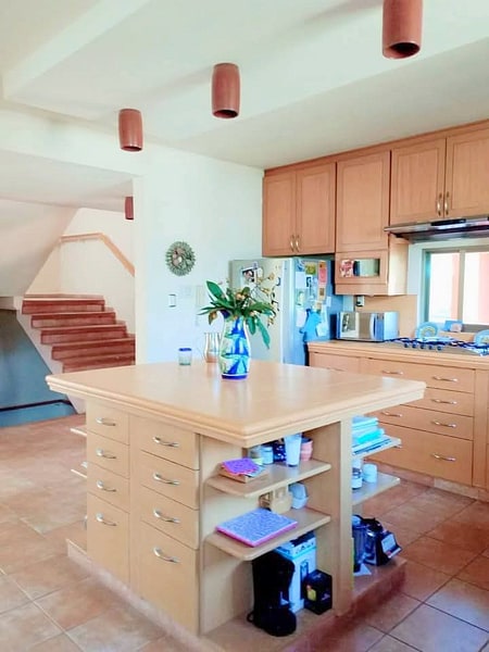 Fitted kitchen with an island and appliances included, four bedroom Oaxaca real estate listing near Xochimilco