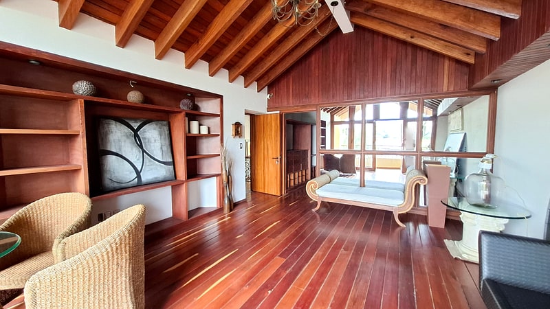 Bedroom 3 suite sitting area with vaulted ceiling and built-in shelving — villa for sale in Oaxaca