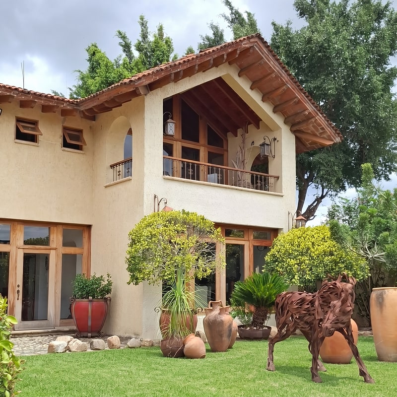 Contemporary Mediterranean villa for sale casa en venta by architect João Boto Caeiro on 1,000 m2 lot with guest house in San Felipe del Agua Oaxaca, Mexico real estate