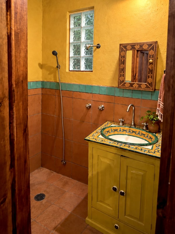 Bathroom of the guest house, second dwelling on a private mountain retreat for sale in San Mateo Río Hondo, Oaxaca