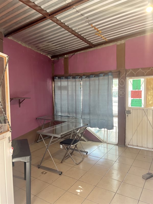 Inside the storefront commercial space suited to an office, shop or light food service, Santa Maria del Tule