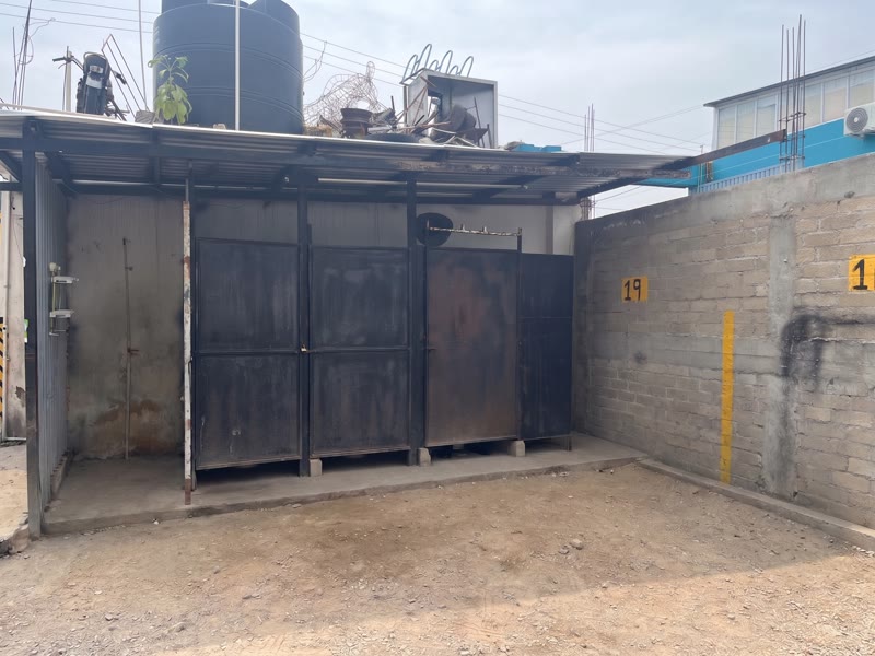 Bloc sanitaire avec toilettes, urinoir et douche desservant la propriété commerciale à louer à Oaxaca