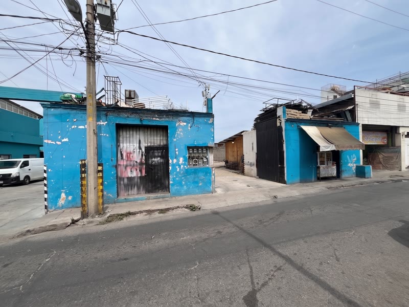 Vue depuis la rue de la façade de la propriété commerciale au centre de Oaxaca