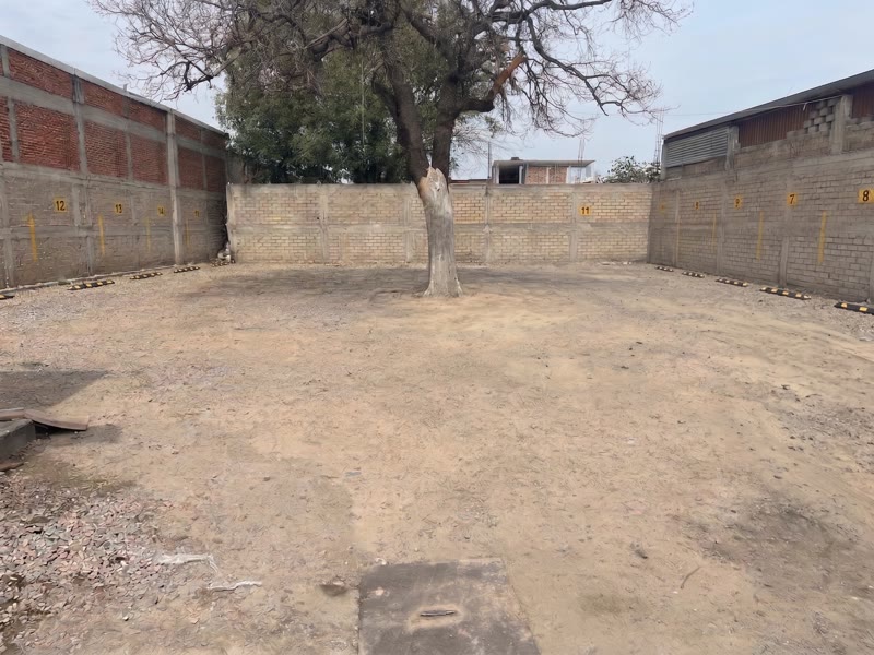 Terrain clôturé à ciel ouvert de la propriété commerciale à louer au centre de Oaxaca vu depuis l'entrée