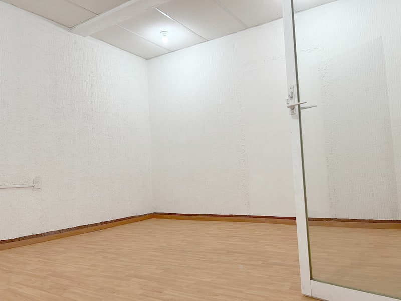 Front office consultorio for rent in Oaxaca suited to a therapist or doctor, white walls and natural light