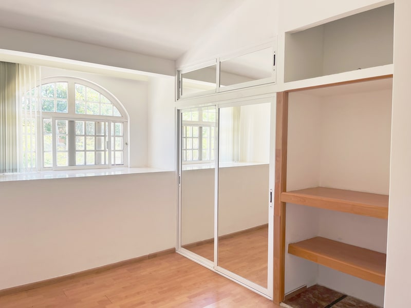 Second floor bedroom with air conditioning, closet and private bathroom in an Oaxaca casa en renta