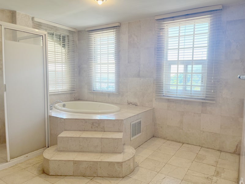 Master bathroom with jacuzzi and shower stall in a luxury mansion for rent in Oaxaca City