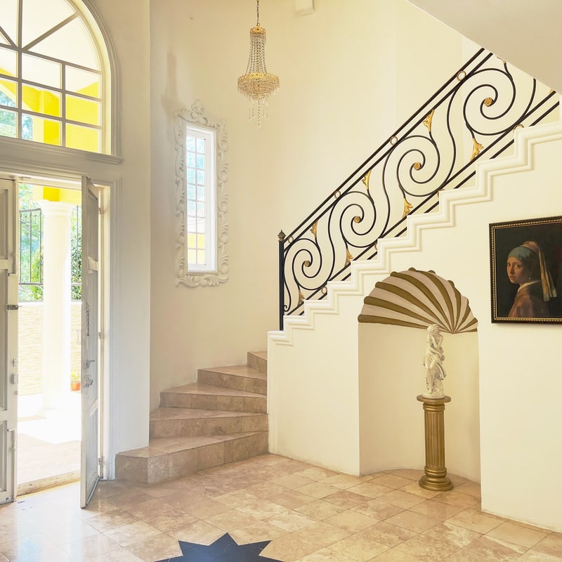 Luxury mansion for rent in Colonia Estrella, Oaxaca with double height marble foyer and wooden doors